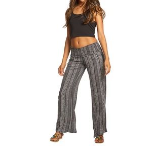 NEVER WORN O’NEILL PRINTED PANTS